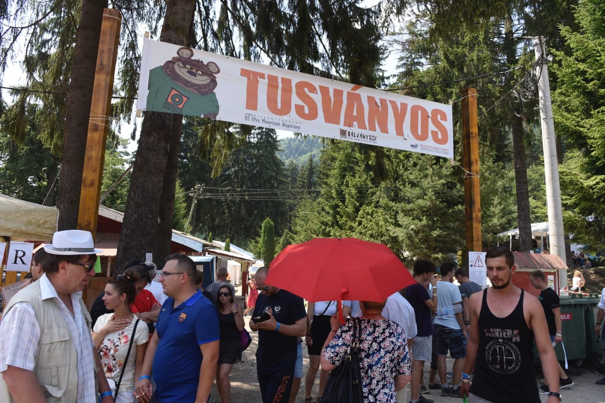 A harmonikus családi fotók mestere a Tusványoson tüntető nőt lerántó férfi