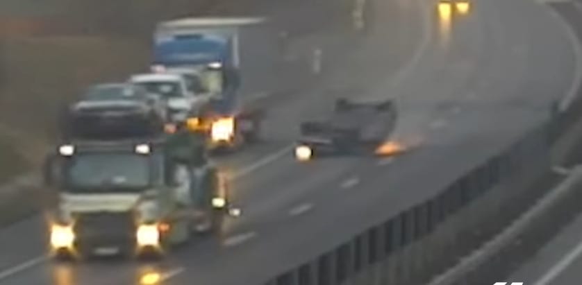 Felborult, majd szikrázva csúszott egy autó az M1-esen – videó 