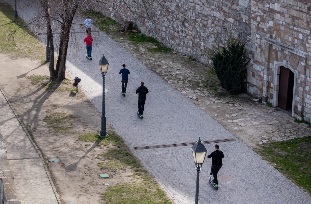 Évente hatezer forint, de amíg nincs nyilvántartás, sokan nem fizetik a rollerbiztosítást