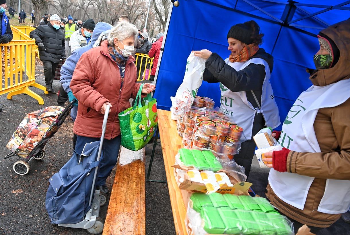 Naponta ezer adag meleg ételt osztanak ki rászorulóknak a Népligetben – képekkel