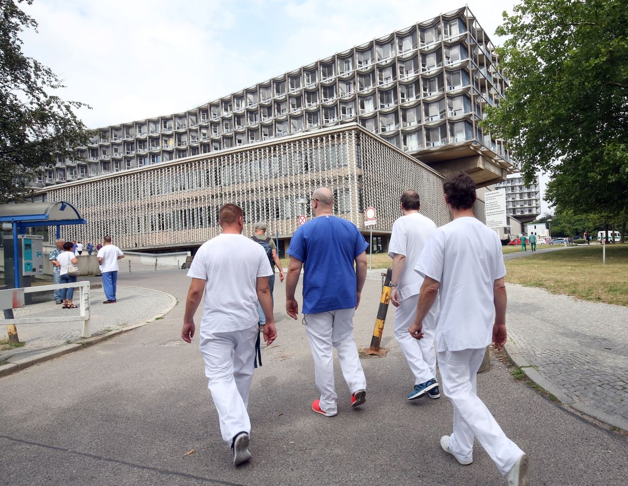 800 egészségügyi dolgozó készült búcsút inteni Magyarországnak az első félévben