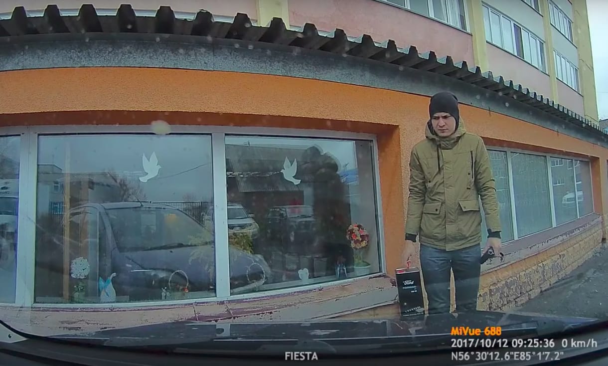 Reggelre összekarcolták az autóját, de igencsak meglepődött, amikor meglátta a fedélzeti kamera felvételét – videó