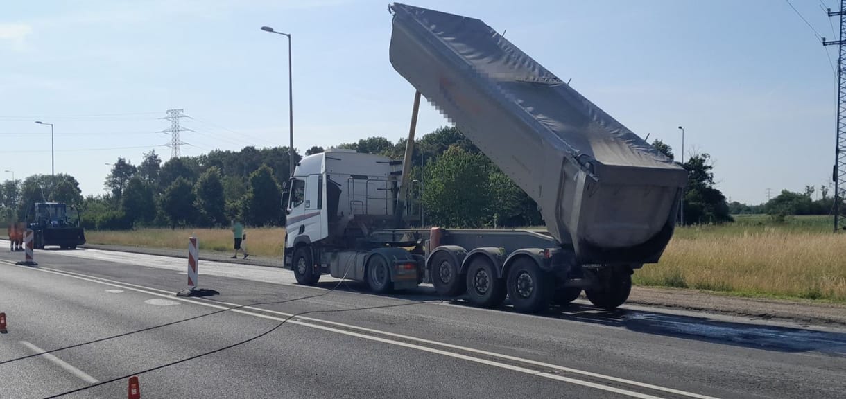 Felsővezetékbe akadt egy billencs Szombathelynél, lezárták az M86-ost