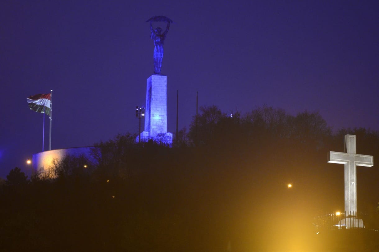 Meghalt az idős férfi, aki a Gellért-hegyi kereszttől zuhant az útra