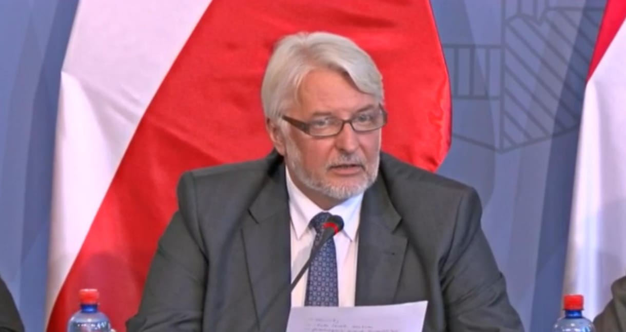 Vajon milyen ásványvizet raktak Szijjártóék a V4-ek elé?