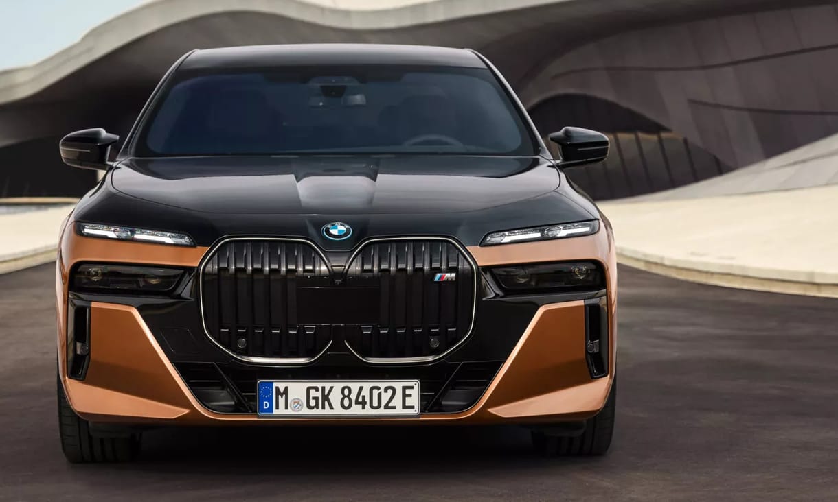 Biturbó V12 helyett két villanymotor: 660 lóerővel itt az új BMW i7 M70