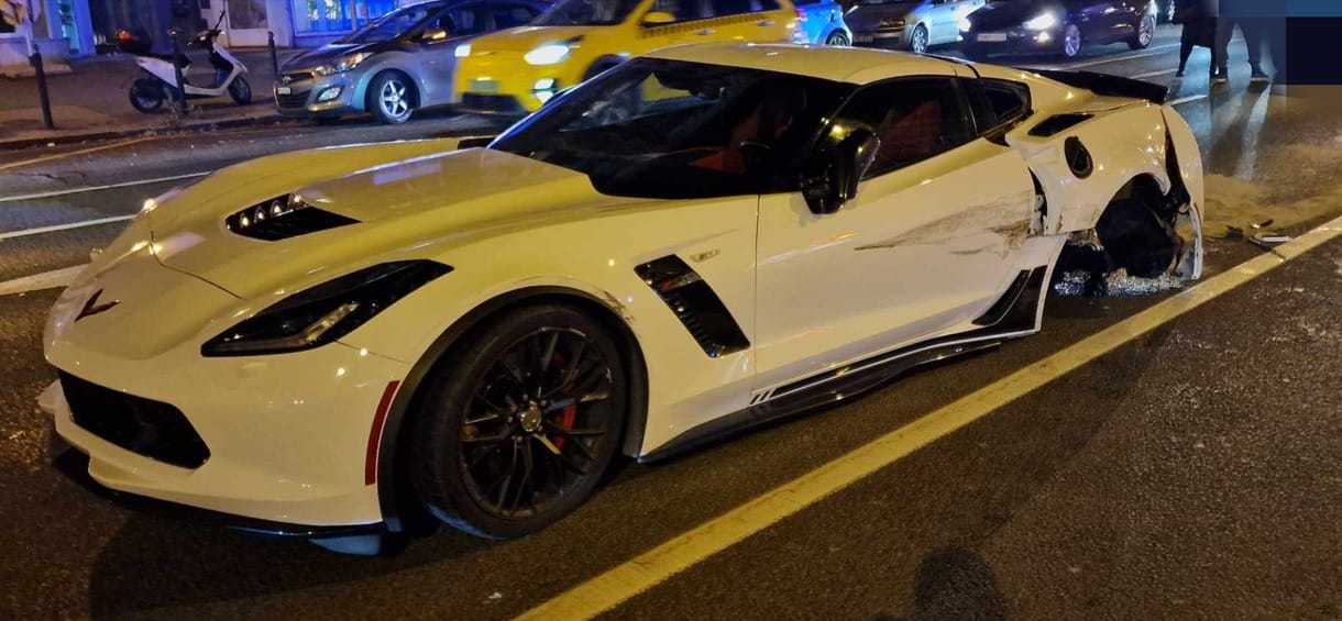 Kiszakadt hátsó kerékkel állt a Bajcsy-Zsilinszky út közepén egy 650 lóerős Chevrolet Corvette