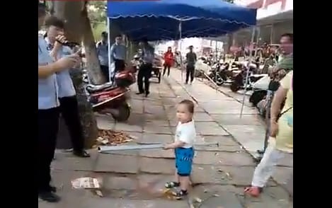 Videó: A világ legbátrabb kisgyereke vascsővel ment a köztereseknek, hogy megvédje nagyanyját