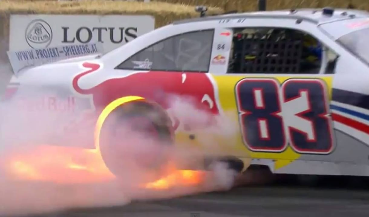 Videó: Így kell lángra lobbantani egy NASCAR-os versenygépet