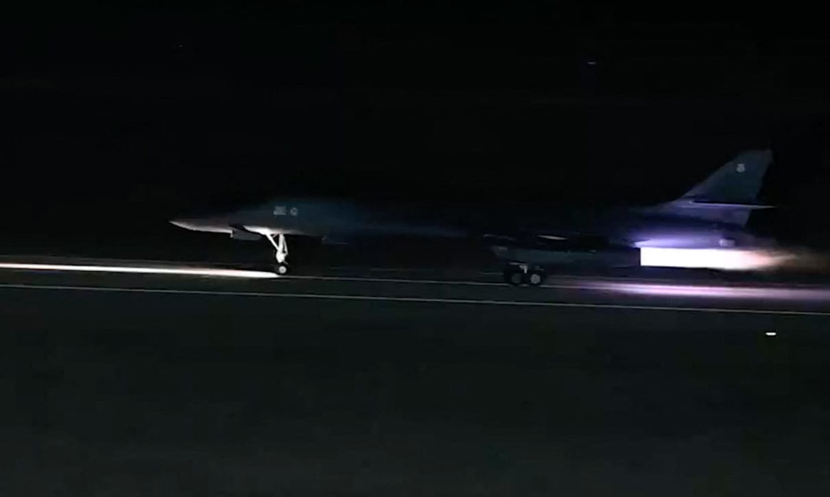 Szíriai és iraki célpontokat bombázott éjjel az USA