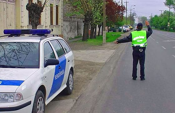 Javítóintézetbe küldte a bíróság a rendőrre támadó lányt