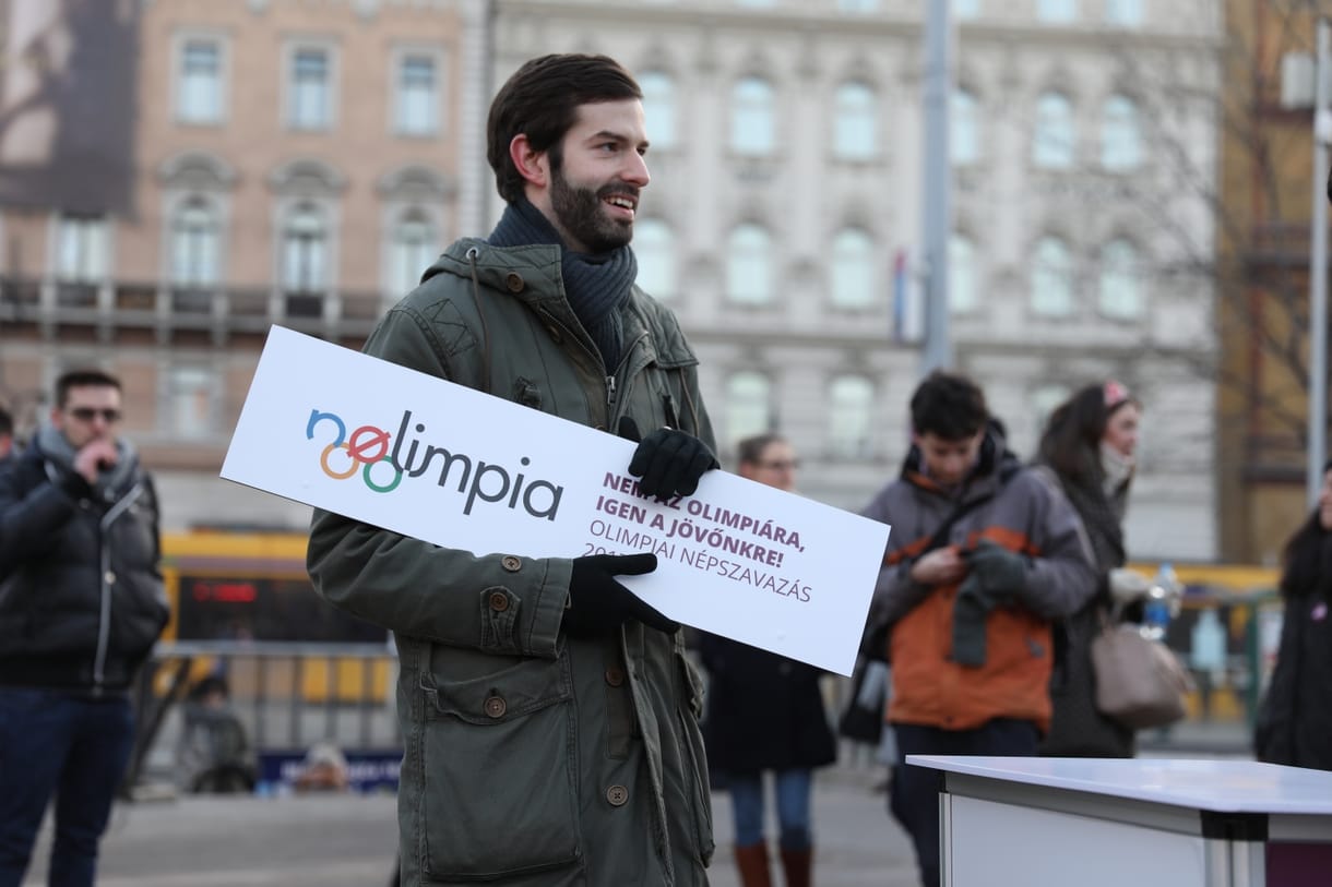 MN: 200 ezernél több aláírást ad le ma a Momentum