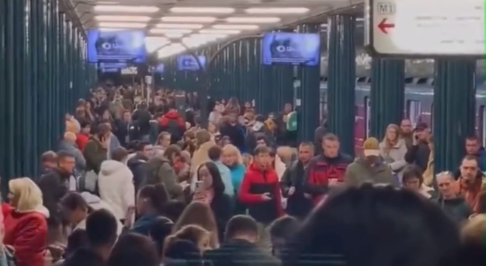 Miközben Kijevet rakétázták, a metróba menekült emberek ukrán dalokat énekeltek – videó