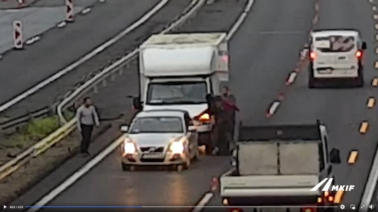 Sztrádabokszig fajult a türelmetlen kisteherautó és a büntetőfékező sofőr vitája – videó