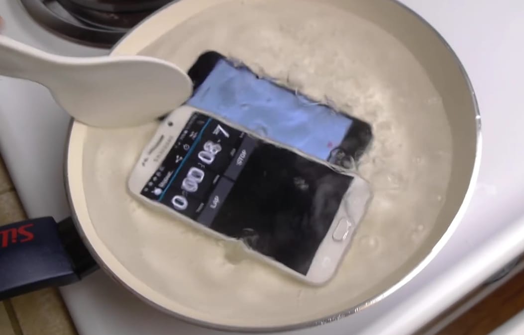 Ilyen tesztet még nem láttunk: megfőzték a Samsung és az Apple telefonjait – videó