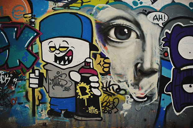 Levakarták a Mikulások a graffitit a Lánchídról