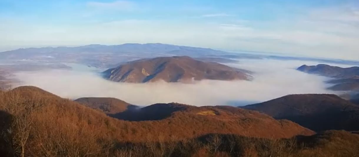 Gyönyörű videón, ahogy elönti a köd a Dunakanyart