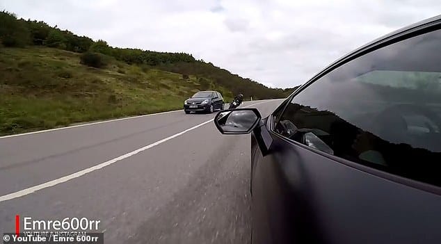 Egy Lamborghinivel kergetőzik a motoros, és ahogyan lenni szokott, jön az a bizonyos hiba – videó