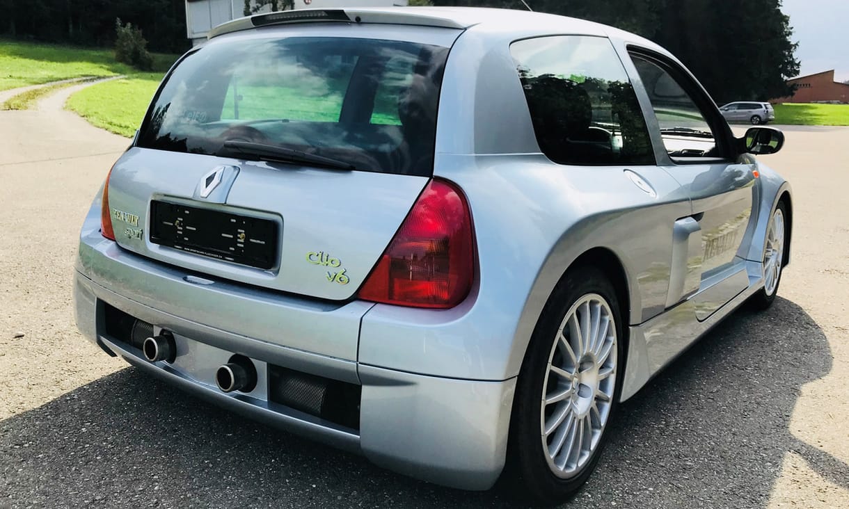 Időkapszula: íme egy 1800 kilométert futott 18 éves középmotoros Renault Clio V6