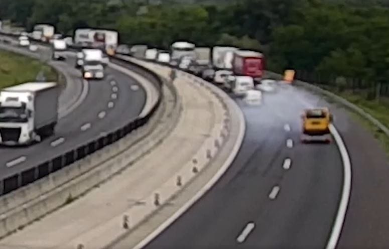 Ötven méteren át füstölő gumikkal vészfékezett egy autós az M1-esen – videó