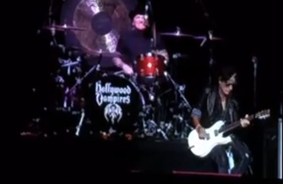 Videó: Koncert közben lett rosszul az Aerosmith gitárosa