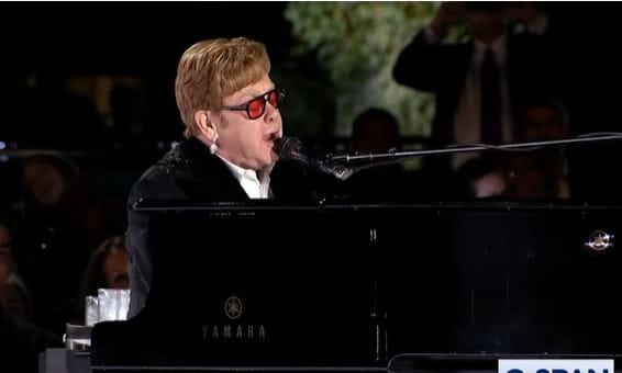 Oroszországban betiltották az Elton John AIDS Alapítványt