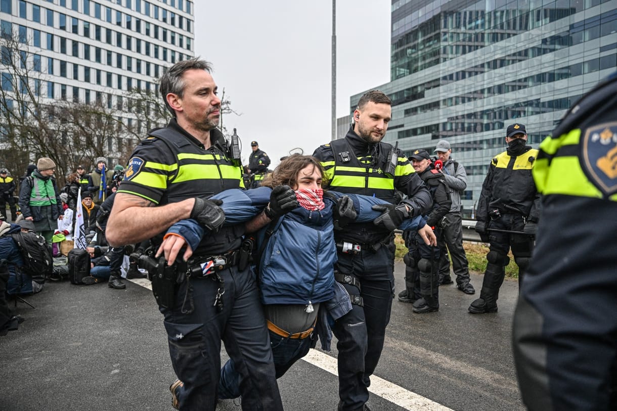 Előállítottak 190 klímaaktivistát Hollandiában, mert lezártak egy autópályát
