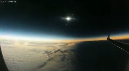 Így nézett ki a teljes napfogyatkozás repülőről - videó