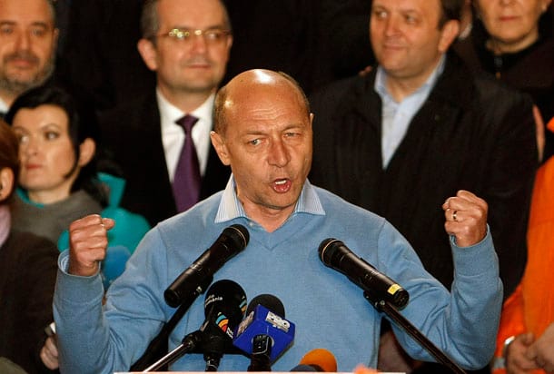 Basescu nem érti, miért habozik a román parlament kisebbségügyben