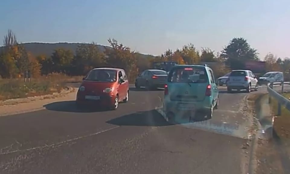 A nap videója: kis Matiz rossz irányban a 10-es úti körforgalomban