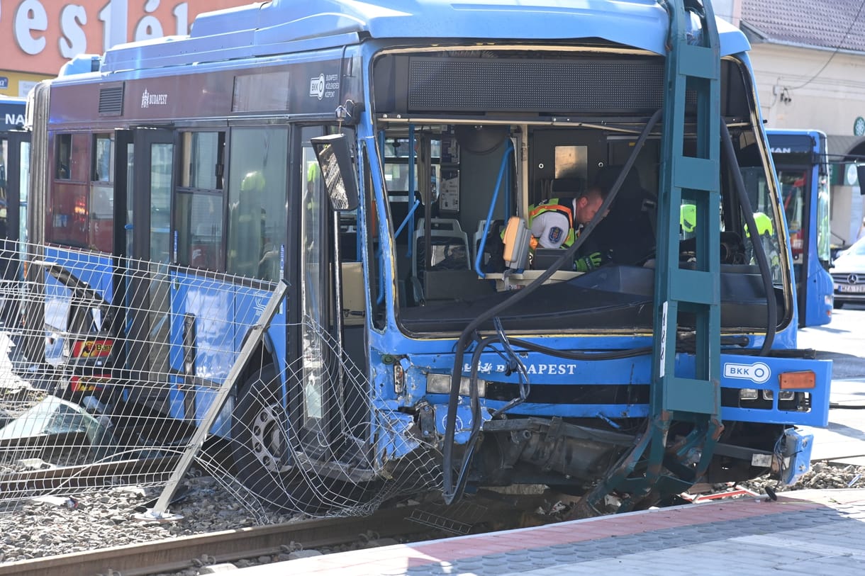 BKK-busz karambolozott a XVIII. kerületben, 16 ember megsérült