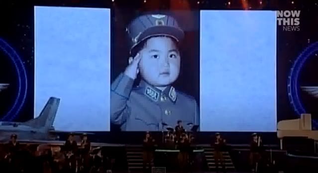 Hátborzongató videó a Kim Dzsong Un gyerekkori fotóitól őrjöngő közönségről
