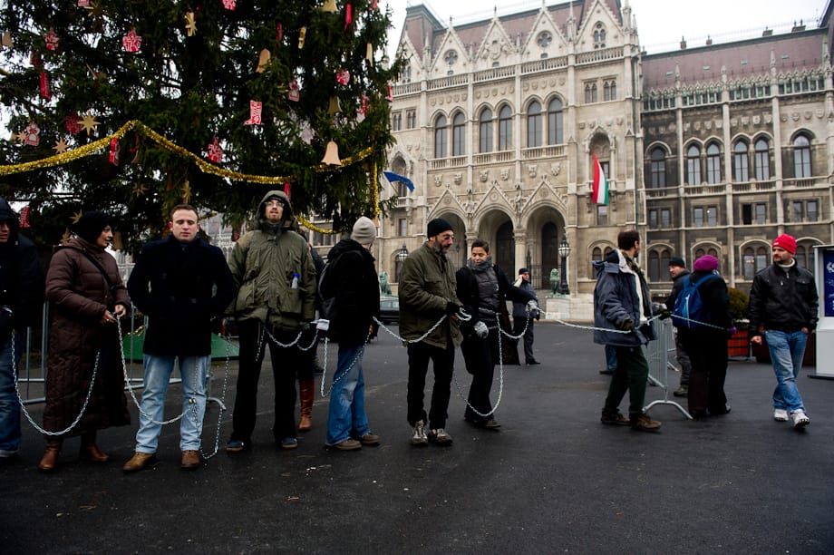 LMP-s képviselők láncolták magukat a Parlament bejáratához