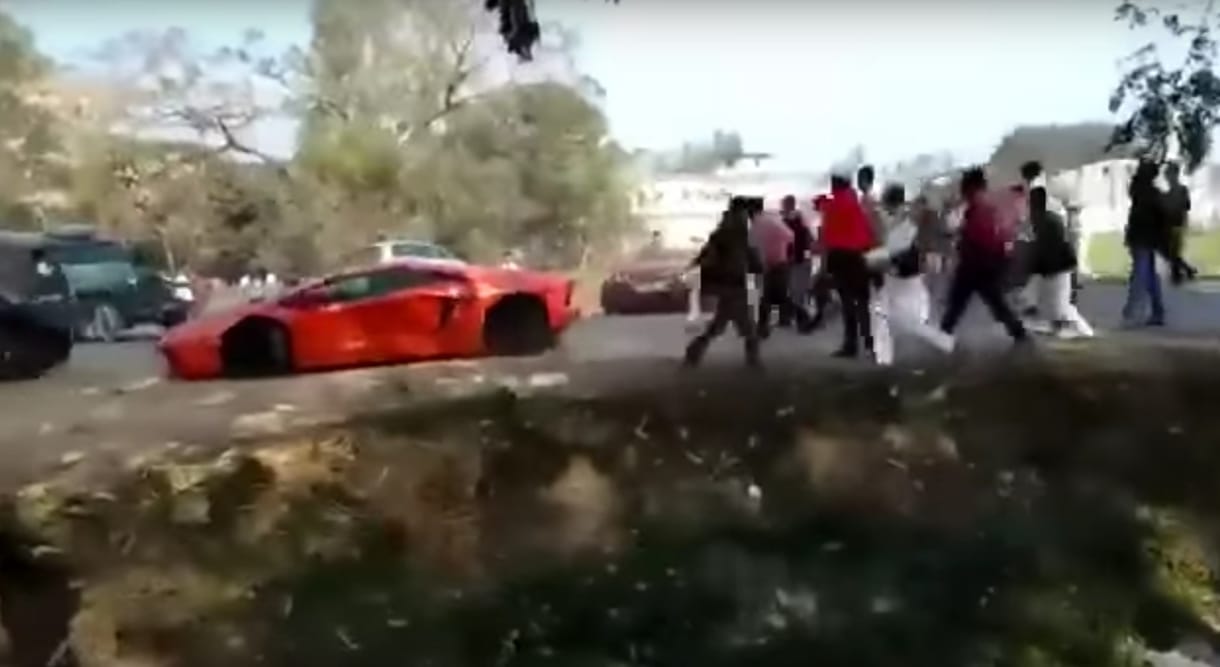 Kővel dobáltak meg egy Lamborghini Aventadort és egy Ferrari 458 Spidert – videó