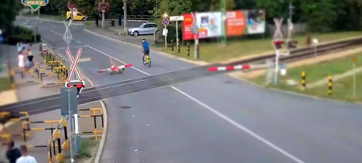 Videón, ahogy valaki tornázni próbál a siófoki vasúti sorompón, de leszakad alatta