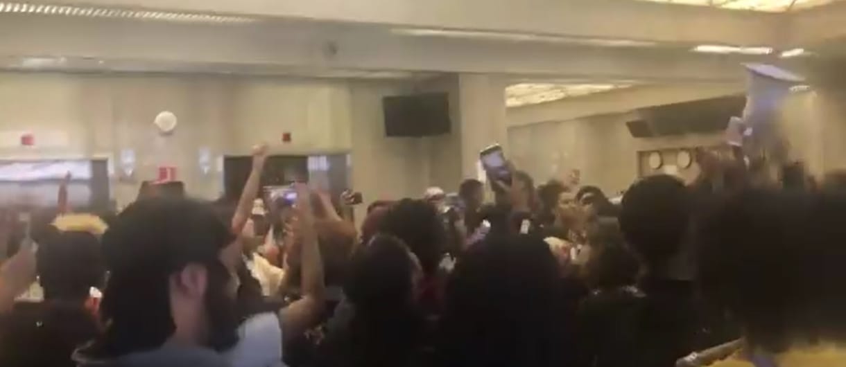 Rihanna egyik dalát skandálva tüntettek az egyetemi sikkasztás ellen Amerikában - videó