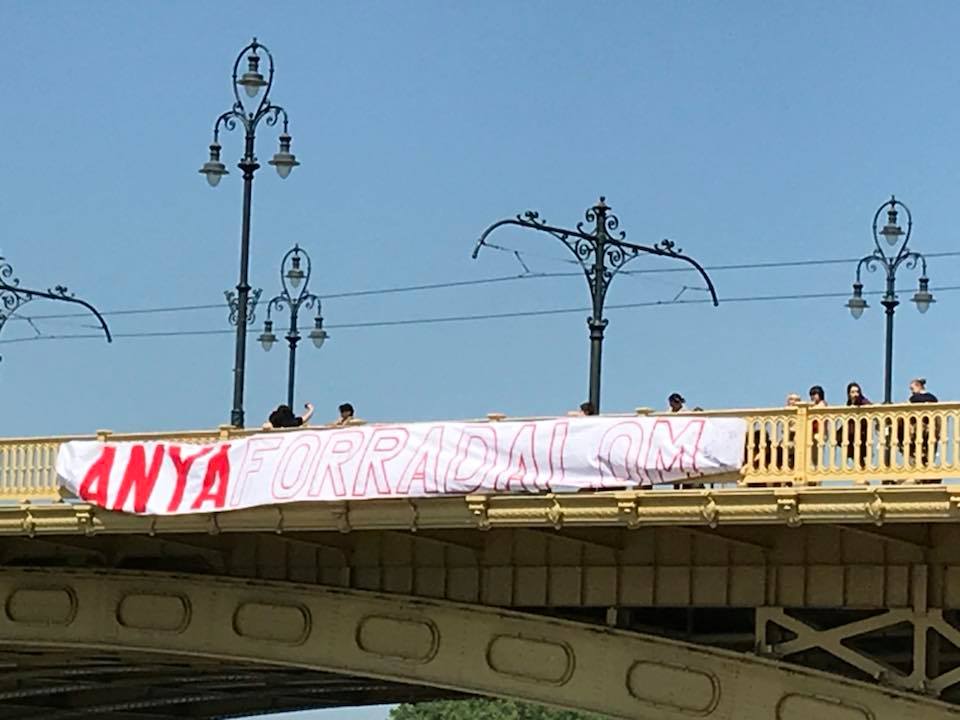 Anyaforradalom zajlott ma a fővárosban