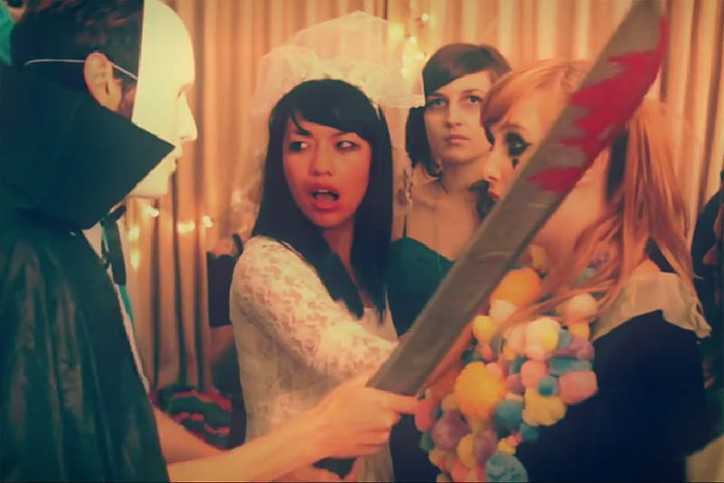 Zene Halloween napi kávéhoz: Summer Camp - Down (videó)