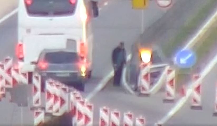Átsétált egy autós az M85-ös autópályán, majd nekiállt a szalagkorlátot tapogatni – videó
