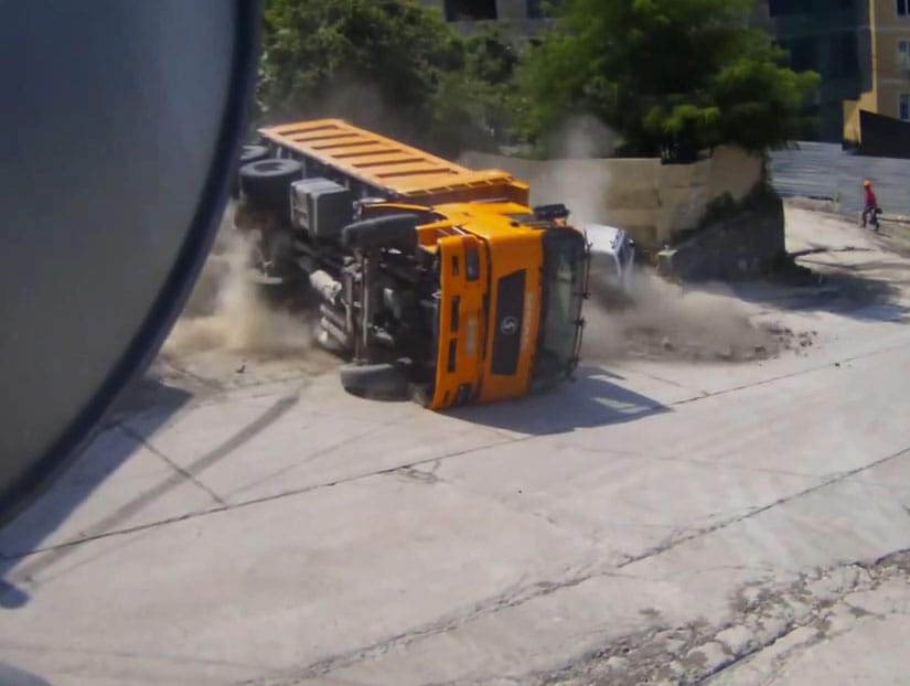 Így pusztít egy fékhibás kamion - videó