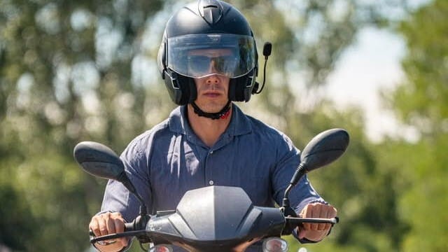 A kenu, ló és robogó után egy oldtimert is kipróbál Magyar Péter