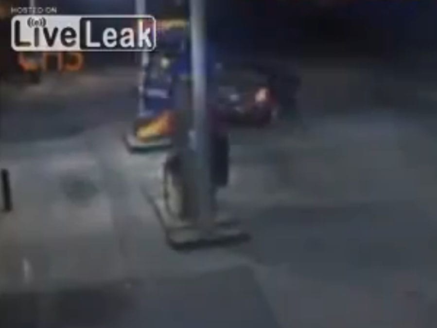 Ez történik, amikor egy autó kiüti a kútfejet a benzinkúton – videó