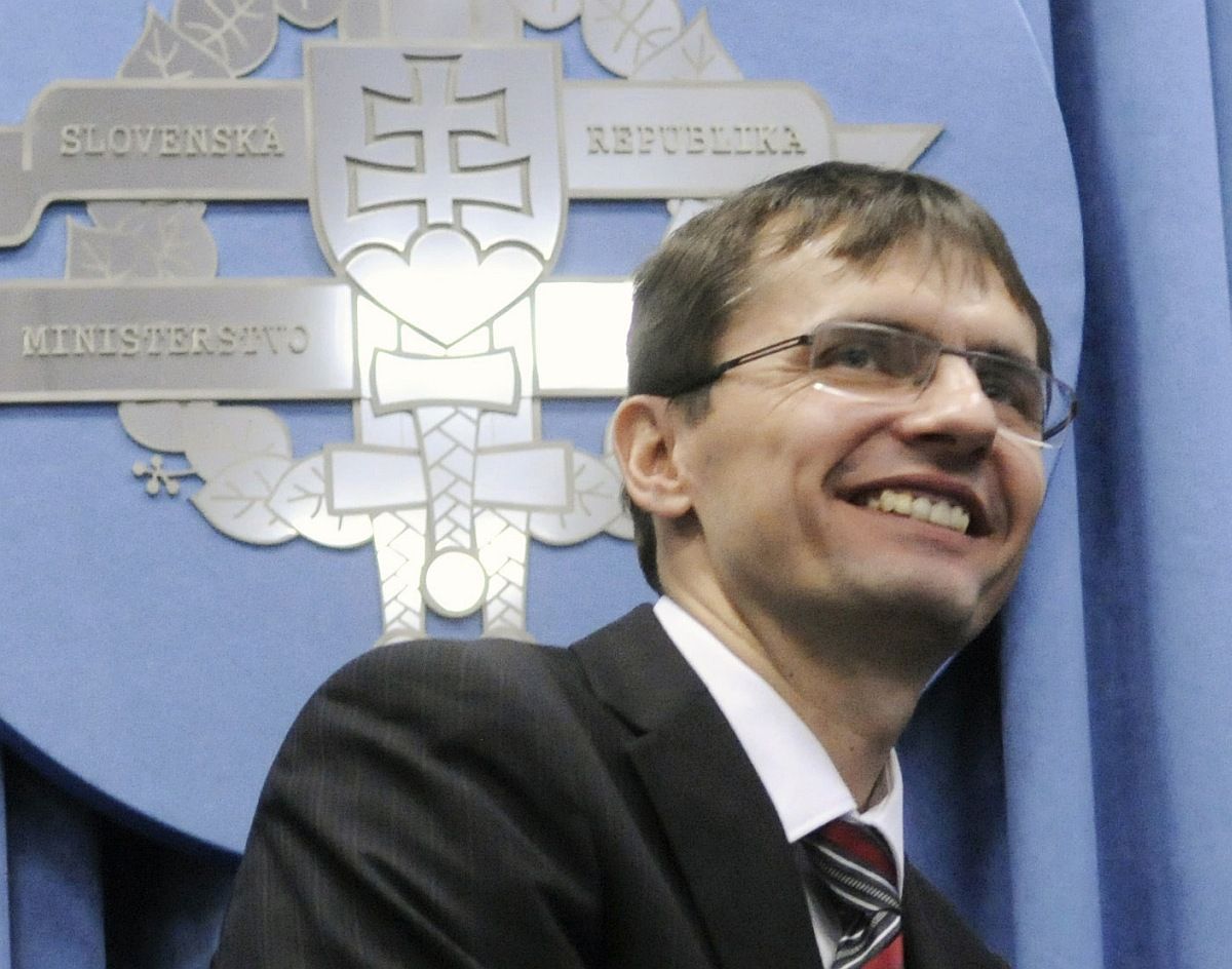 Lehallgatási botrány: leváltják a szlovák védelmi minisztert