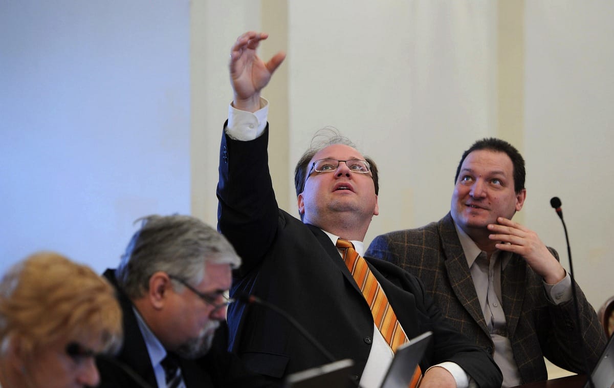 Újpest fideszes polgármestere írásbeli garanciát kér a képviselőjelöltektől, hogy nem visznek bevándorlókat a kerületbe
