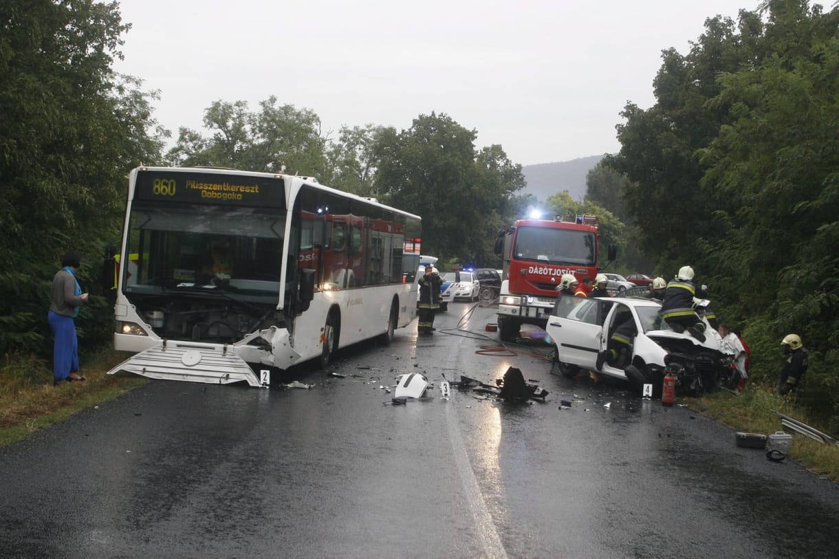 Fotók: Felismerhetetlenre törte a Polót a dobogókői busz