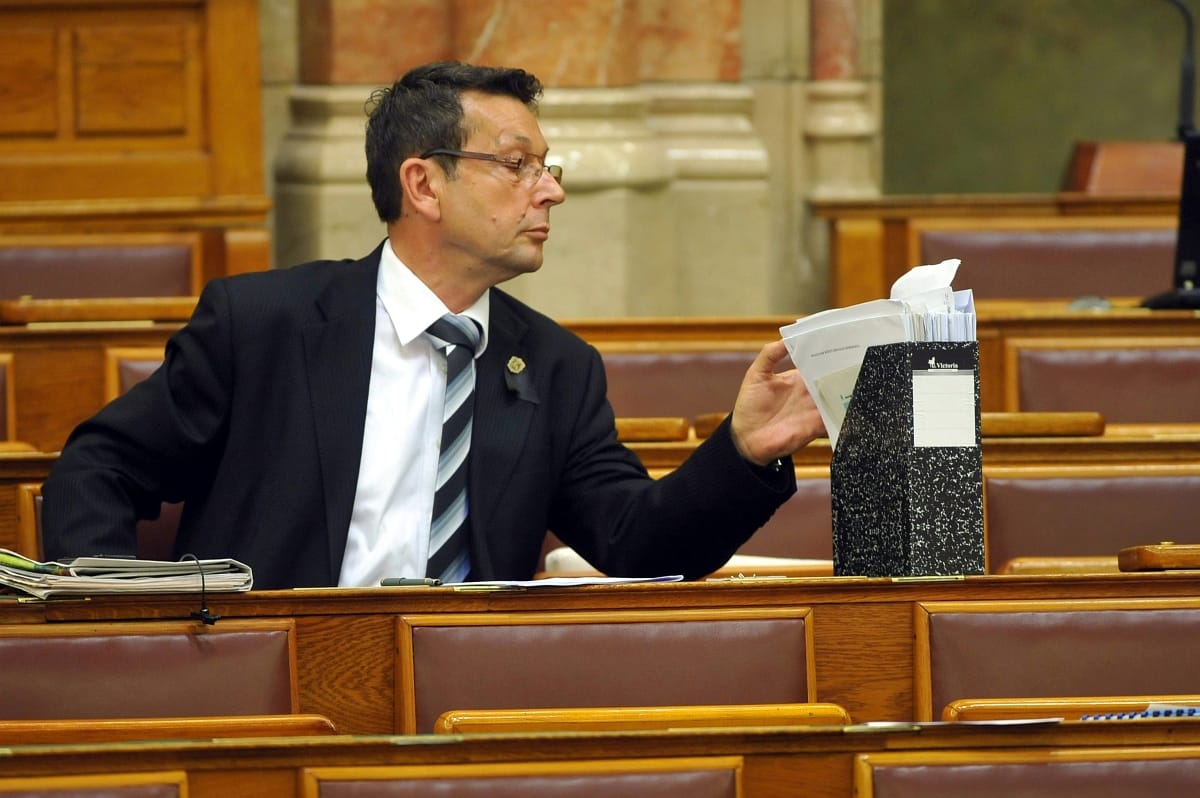Az anyázástól a kutya hányásáig - beszólások a parlamentben