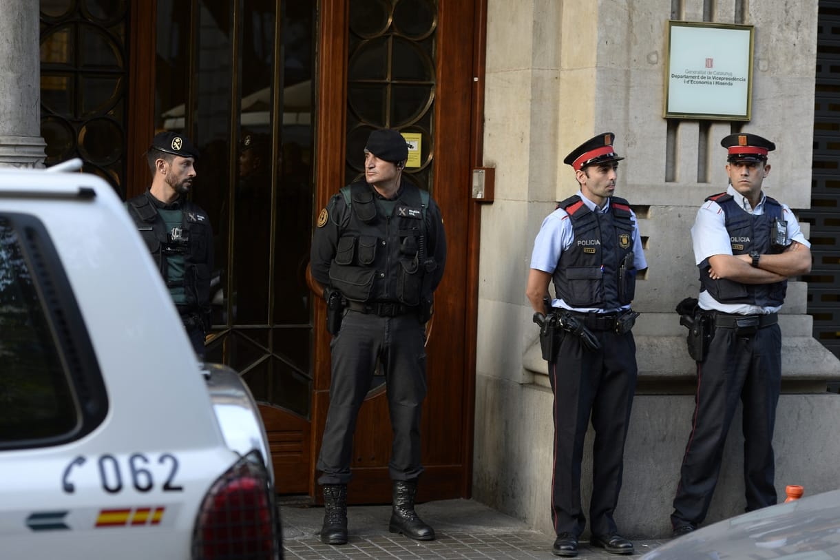 Forrósodik a helyzet Katalóniában, a spanyol kormány átvette a rendőrség irányítását