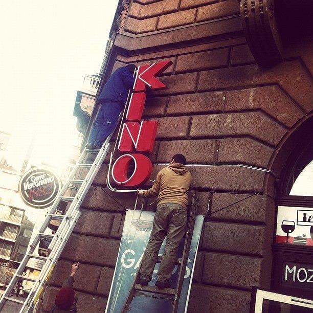 Így szedik le a bezáró Kino neonreklámját - fotó