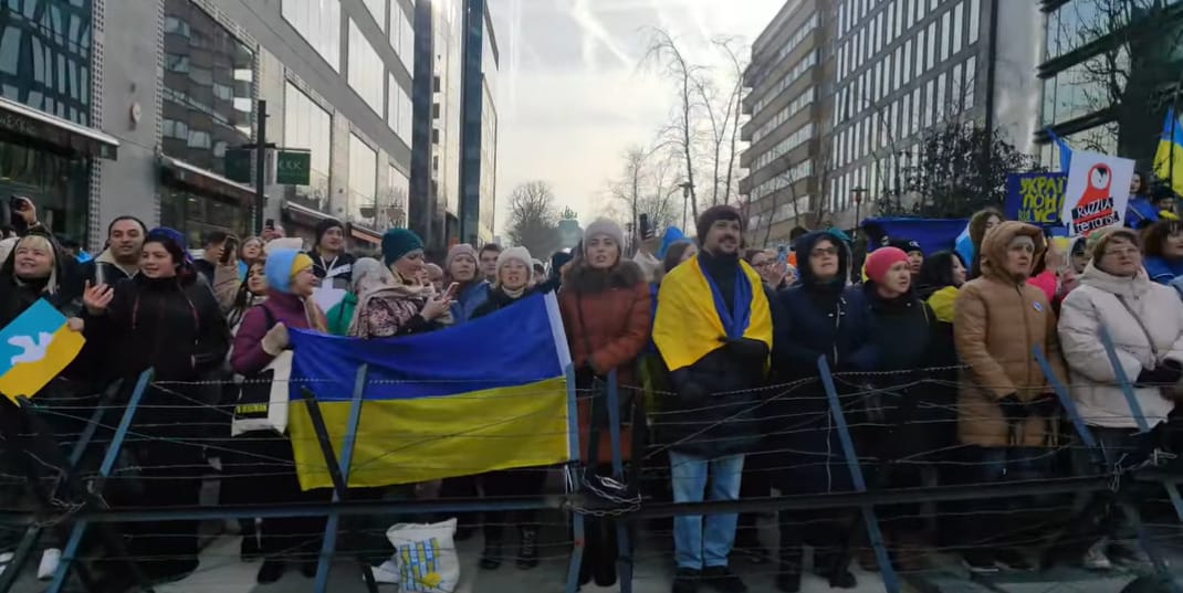 Énekelve várták Zelenszkijt az uniós csúcs előtt – videó