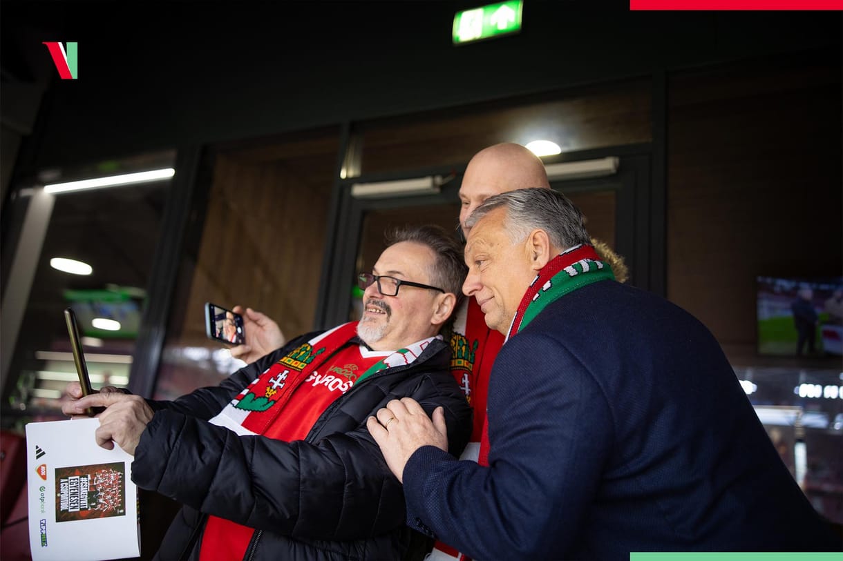 Orbán Viktor körbeszelfizte a Puskás Arénát a válogatott meccsen